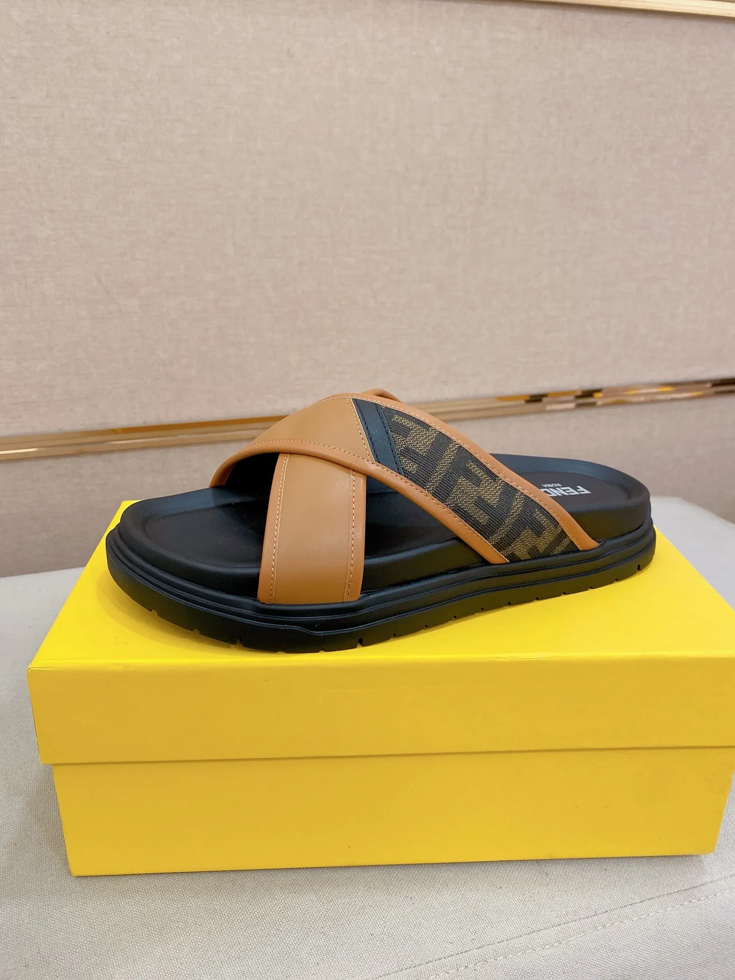 Factory price: 320💰 [Fendi Slippers] High-end brand of men's shoes, official website 1:1 latest masterpiece: original mold customization, the fabric is made of imported original materials, upgraded outsole, lighter and non-slip. The market's top quality, simple yet tasteful, a must-have for fashionistas, fashionable at your feet, full of confidence, the same style at the counter 👍The season of summer slippers is here. Code: 38-44 (45 is custom-made and cannot be returned or exchanged)